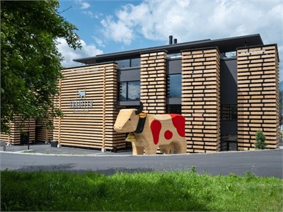 Trauffer Erlebniswelt & Bretterhotel - Aussenansicht mit Kuh - Seminarhotelsschweiz  - MICE Service Group
